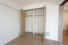 寝室にはハンガーパイプ付きのクローゼットが設けられています。たっぷり収納できるので衣替えの心配もいりませんね＾＾ 