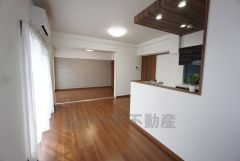 大きな掃き出し窓のあるリビングは、陽光あふれる明るい空間です。ゆったりと寛げる憩いの場となりそうです。リビング横の洋室と一体利用も可＾＾ライフステージに合わせて使い方様々＾＾