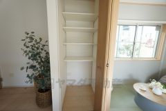 リビングには収納を設けています。滞在時間の長いリビングに収納場所を集約することで取り出し、片付けも楽になります。