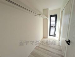 リビングには広々としたファミリークロークが設けられています＾＾ご家族の衣類や荷物をまとめて収納できます＾＾適切な場所に配置することで生活動線を短くし、家事効率も高まりますね＾＾勝手口もあります。 