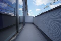 陽当たりの良いバルコニーです。お洗濯やお布団干しはもちろん、日光浴スペースにも。足元は防水工事施工済です。