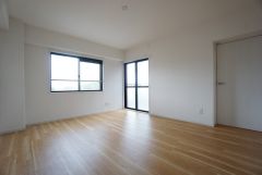 8帖。主寝室としてお使いいただけそうなこちらのお部屋は、日当たりが良く、爽やかな風を感じて起きる朝は、快適生活の始まりに。 
