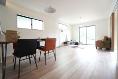 大きな掃き出し窓のあるリビングは、陽光あふれる明るい空間です。ゆったりと寛げる憩いの場となりそうです。