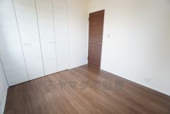 明るい洋室です。開放的な優しい雰囲気になっています＾＾ ベッドや机、ＴＶを置いてもゆとりのある広さです。