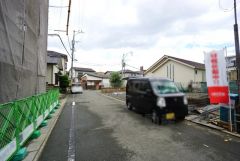前面道路は南西側約5.7ｍの公道に面しています。