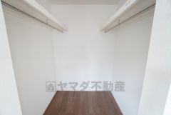 寝室にはハンガーパイプ付きのウォークインクローゼットが設けられています。たっぷり収納できるので衣替えの心配もいりませんね＾＾ 