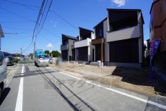 前面道路は西側約4.9ｍ公道。駐車もラクラクです＾＾