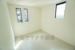 2面採光を確保した明るい室内は、風通しも良く、大変居心地の良い空間となっております。日当たりがよく、子供部屋としての利用もおすすめ。 