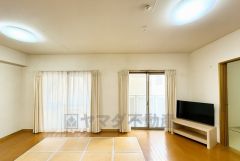 大きな掃き出し窓のあるリビングは、陽光あふれる明るい空間です。ゆったりと寛げる憩いの場となりそうです。 