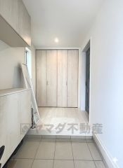 玄関ホールには大容量の収納付き＾＾ 荷物もすっきり片付けられ、ゆとりのある暮らしが出来ます＾＾掃除用具などをいれても良さそうです＾＾ 