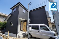 小学校まで徒歩3分・中学校まで徒歩7分。お子様の通学も安心＾＾
