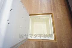 キッチンに床下収納があります。長期保存ができるもの、調理器具、防災グッズを入れておくのもいいですね。