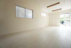 大きな掃き出し窓のあるリビングは、陽光あふれる明るい空間です。ゆったりと寛げる憩いの場となりそうです。