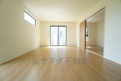 大きな掃き出し窓のあるリビングは、陽光あふれる明るい空間です。ゆったりと寛げる憩いの場となりそうです。 