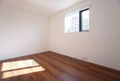 主寝室としてお使いいただけそうなこちらのお部屋は、日当たりが良く、爽やかな風を感じて起きる朝は、快適生活の始まりに。