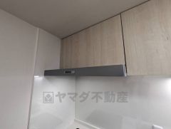 コンロ上には換気扇完備＾＾調理時の蒸気や匂いが換気扇に誘導され、効率的に排煙ができます＾＾