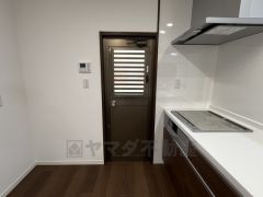 キッチン横には、家庭ごみの仮置きに重宝する勝手口付き。勝手口があることで、通風・採光の確保になります。 