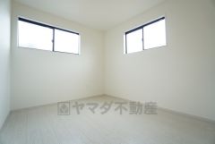 2面採光を確保した明るい室内は、風通しも良く、大変居心地の良い空間となっております。