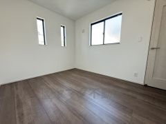 2面採光を確保した明るい室内は、風通しも良く、大変居心地の良い空間となっております。日当たりがよく、子供部屋としての利用もおすすめ。