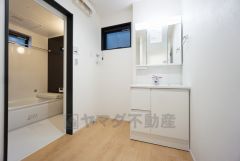 洗面台、洗濯機置き場、バスルームが連なっている、生活導線の考えられた作りになっています。