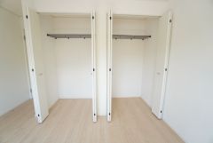 寝室にはダブルクローゼットが設けられています。たっぷり収納できるので衣替えの心配もいりませんね＾＾