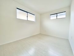 2面採光を確保した明るい室内は、風通しも良く、大変居心地の良い空間となっております。日当たりがよく、子供部屋としての利用もおすすめ。