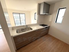 対面式キッチンなのでリビングにいるご家族とコミュニケーションを取りながら洗い物や、お料理が楽しめそうですね＾＾