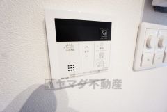 キッチン横からお湯張り、追い炊き、足し湯がボタン一つで楽々操作できる給湯機リモコンです＾＾忙しい夕飯の準備の時間帯に重宝しますね。