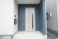 玄関には屋根があるので雨の日も安心してカバンの中から鍵が探せますね＾＾