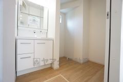 ゆとりある広さの洗面脱衣室。