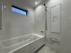 1日の疲れを癒すくつろぎのバスルーム。足を伸ばしてもゆったりと入れるサイズです。お子様と一緒にお風呂に入っても狭くないですね＾＾