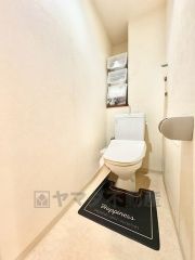 ウォシュレット、暖房便座、節電・節水機能など、使い勝手のよい高機能トイレです。 清潔感のある空間＾＾後方には棚付き＾＾ 