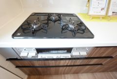 3種類の料理が同時に調理できる、3口ガスコンロ。忙しい夕食の支度時間が短縮できて嬉しいですね。