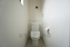 1階2階の2ヶ所にトイレがありますので、忙しい朝にも家族に気を使わず、ゆとりが生まれますね＾＾ 小窓付きで換気する時に便利です＾＾