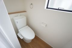 温水洗浄機付トイレです。節水機能もあるので、安心して使えますね。もちろん、1階2階の2ヶ所にトイレがあるので、忙しい朝にもゆとりができますね。