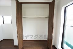 寝室にはハンガーパイプ付きのクローゼットが設けられています。たっぷり収納できるので衣替えの心配もいりませんね＾＾ 全居室収納付き＾＾ 