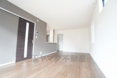 家族が集まる開放的なリビング。思い思いの時間を過ごしたり食事をしたり、素敵な団らんの場になりますね。