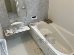 1日の疲れを癒すくつろぎのバスルーム。足を伸ばしてもゆったりと入れるサイズです。お子様と一緒にお風呂に入っても狭くないですね＾＾