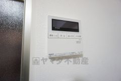 キッチン横からお湯張り、追い炊き、足し湯がボタン一つで楽々操作できる給湯機リモコンです＾＾忙しい夕飯の準備の時間帯に重宝しますね。