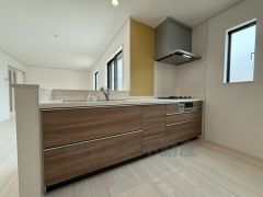 対面式キッチンなのでリビングにいるご家族とコミュニケーションを取りながら洗い物や、お料理が楽しめそうですね＾＾