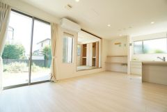 大きな掃き出し窓のあるリビングは、陽光あふれる明るい空間です。ゆったりと寛げる憩いの場となりそうです。