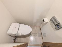 ウォシュレット、暖房便座、節電・節水機能など、使い勝手のよい高機能トイレです。シンプルなクロスとフロアで清潔感あふれる空間です＾＾ 