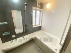 1日の疲れを癒すくつろぎのバスルーム。足を伸ばしてもゆったりと入れるサイズです。お子様と一緒にお風呂に入っても狭くないですね＾＾ 