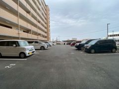 敷地外駐車場空き有。5500円/月 。最新の空き状況はお問い合わせください。