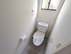 1階2階の2ヶ所にトイレがありますので、忙しい朝にも家族に気を使わず、ゆとりが生まれますね＾＾ 小窓付きで換気する時に便利です＾＾