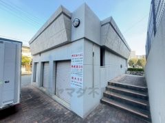 1階駐車場横にゴミ捨て場があります＾＾嬉しい屋根・ドア付き＾＾（各ゴミ出しの曜日はお問い合わせください。）