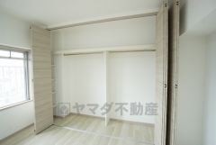 ハンガーパイプ付きのクローゼット。