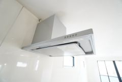 お手入れが簡単なスリム型レンジフードです。調理により発生する油煙や臭いを吸い込み、屋外へ排気してくれます。