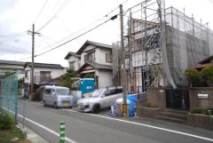 前面道路。南側約5.6ｍ公道。 前面道路が広く駐車もラクラクです＾＾