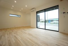 大きな掃き出し窓のあるリビングは、陽光あふれる明るい空間です。ゆったりと寛げる憩いの場となりそうです。
